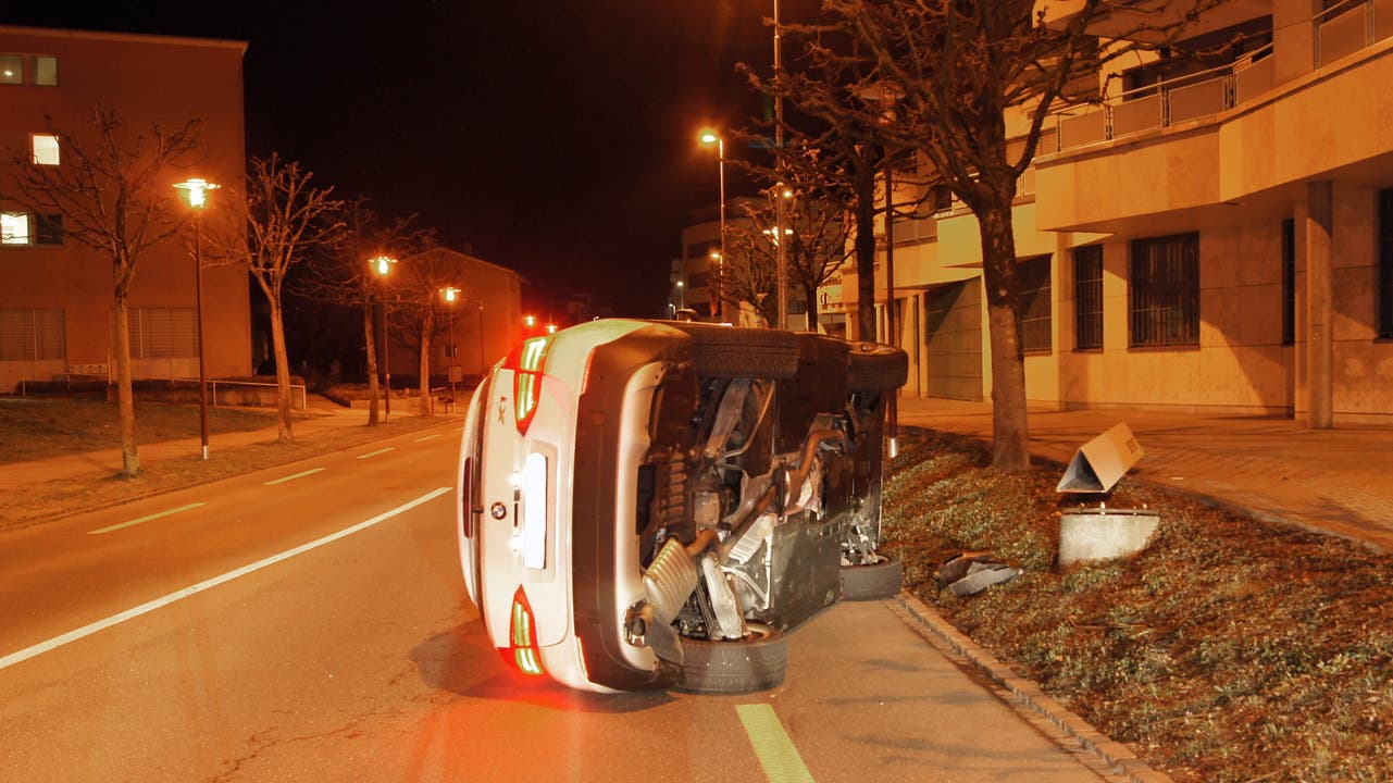 Rotkreuz (ZG), 21. März Ein Auto ist bei einem Selbstunfall auf die Seite gekippt. Die stark alkoholisierte Lenkerin musste durch die Polizei aus dem Fahrzeug befreit werden.