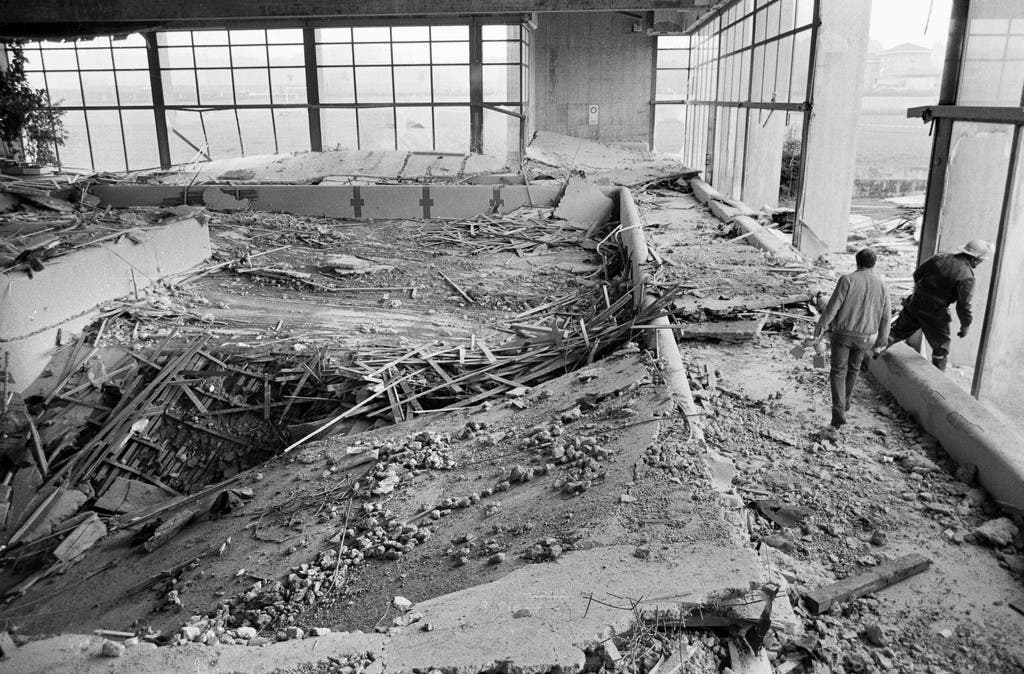 Das Schwimmbecken des Usterner Hallenbads liegt unter Truemmern. Am 9. Mai 1985 stuerzt im Hallenbad Uster eine unter der Decke aufgehaengte Betonplatte auf das Bassin.
