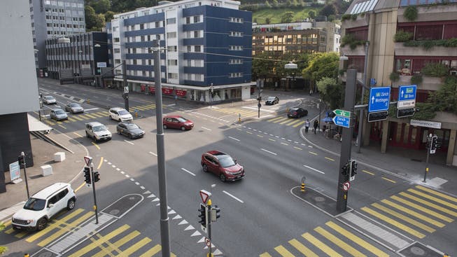 Die Stadt Baden möchte auf der Gstühl-Kreuzung einen fixen Blechpolizisten installieren. Nachdem der Kanton dem Vorhaben einen Riegel geschoben hatte, reichte die Stadt nun beim Regierungsrat Beschwerde ein.
