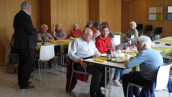 Im Gespräch: Dietiker Senioren diskutieren mit Ex-Kantonsratspräsident Rolf Steiner über Gemeinde, Alter, Gesundheit und – natürlich – über Politik.