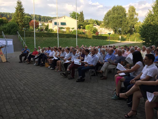 Die Gemeindeversammlung von Oberrohrdorf fand unter freiem Himmel beim "Hinterbächli" statt.