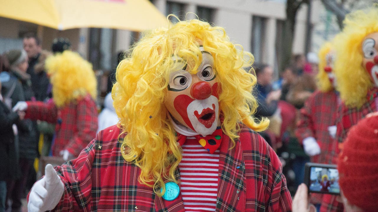 Mit Kussmund posiert dieses Mitglied der "Narro Clowns" aus Wangen für ein Foto.