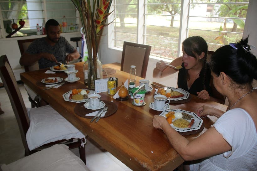 Zum Rundumpacket für uns gehört ein typisches kolumbianisches Frühstück und viele gute Infos über das Land.