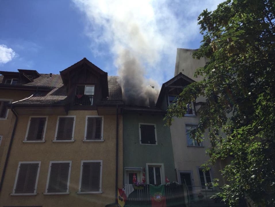 Mellingen AG, 22. Juni Aus einem Einfamilienhaus in der Altstadt von Mellingen drang dichter Rauch. Ein Übergreifen des Feuers auf andere Häuser konnte verhindert werden.