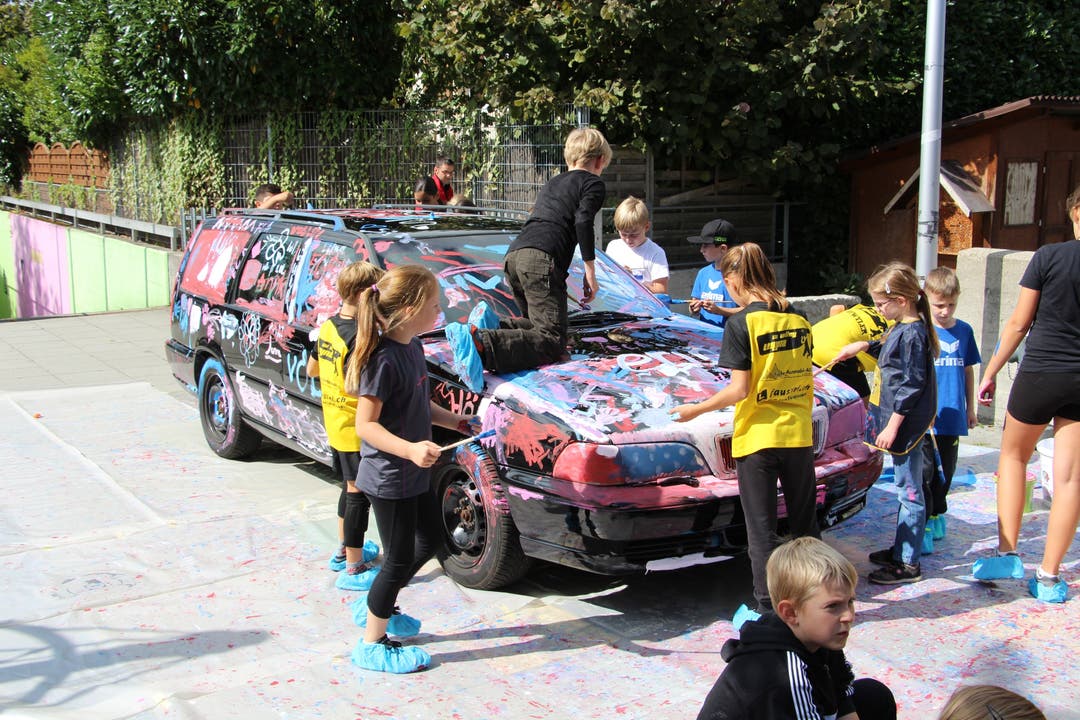Buntes Auto: Über 25 Kinder liessen ihrer Kreativität beim Bemalen des gesponserten Volvos freien Lauf.