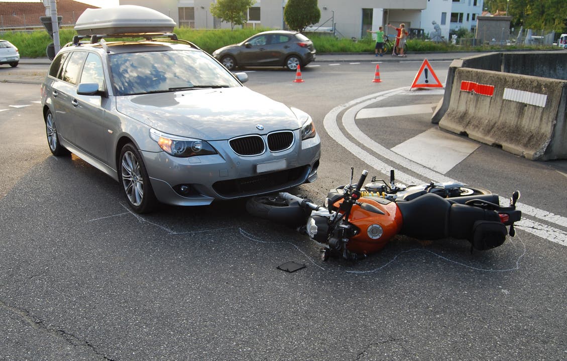 Sempach (LU), 23. August Als ein Autolenker in den Kreisel fuhr, missachtete er ein Motorrad, welches sich im Kreisel befand. In der Folge kam es zu einer Kollision der beiden Fahrzeuge. Die Motorradlenkerin wurde dabei verletzt.