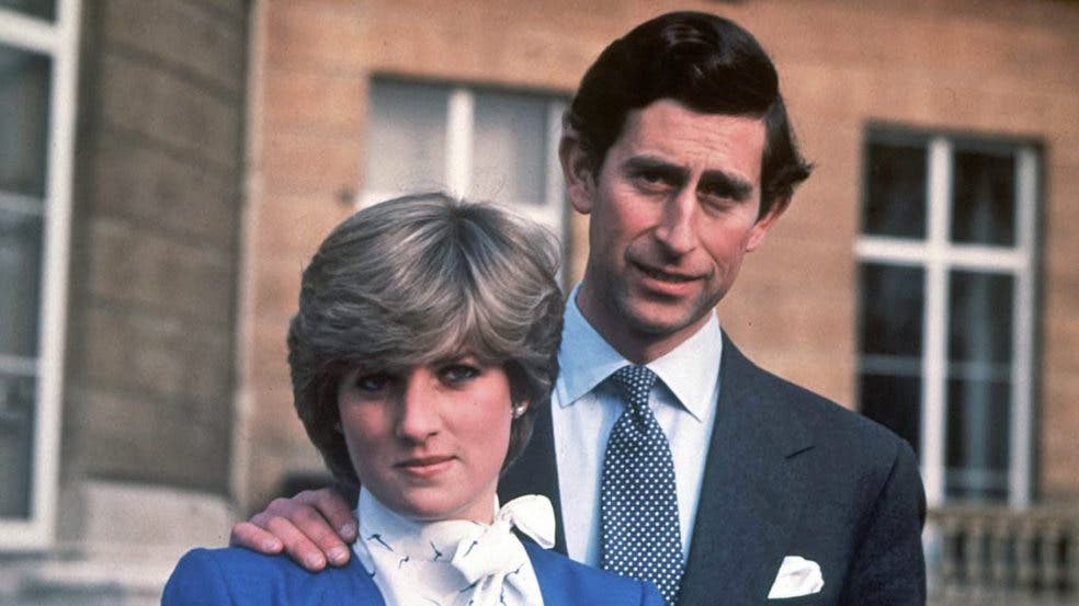 24. Juli 1981 Diana lernte Prinz Charles 1977 bei einer Jagdgesellschaft auf ihrem Familiensitz kennen. Die junge Frau fiel durch ihr angenehmes Auftreten auf und wurde von der Royal Family als geeignete, zukünftige Königin betrachtet. Vier Jahre später gab der Buckingham Palace ihre Verlobung bekannt.