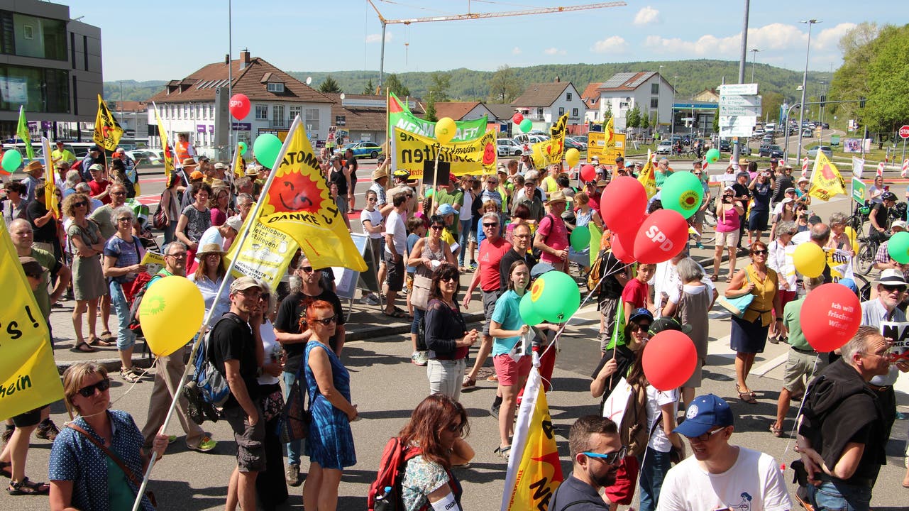 Mehrere Hundert Personen demonstrieren gegen die Wiederinbetriebnahme des AKW Beznau.