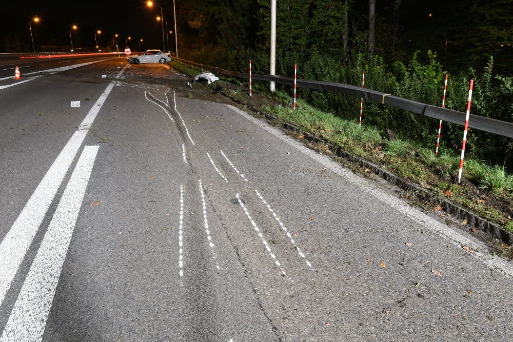 Zürich-Altstetten, 6. Oktober Auf der A1 in Zürich-Altstetten kam es in der Nacht auf Samstag zu einem Selbstunfall. Das Fahrzeug prallte in die Leitplanke und drehte sich mehrmals um die eigene Achse. Der Lenker konnte das stark beschädigte Auto unverletzt verlassen. Es entstanden erhebliche Sachschäden.