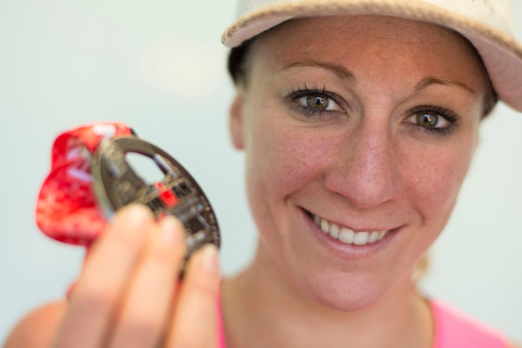 Eine weitere Medaille für die Sammlerin: Hier strahlt die Gewinnerin des Ironman 70.3 vom 7.Juni 2015 in Rapperswil