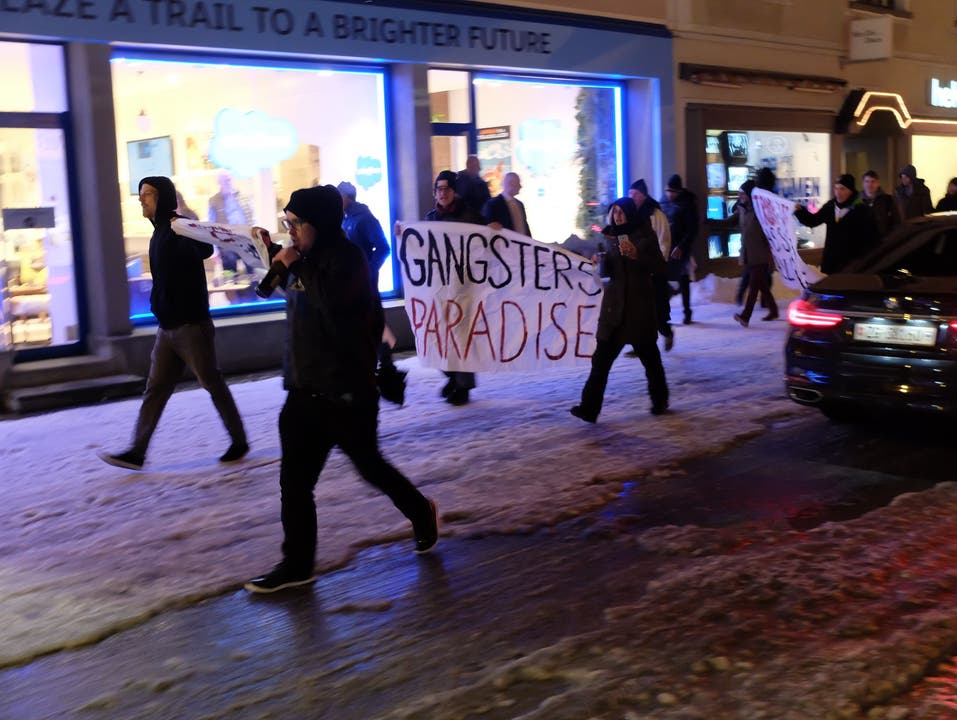 Trotz Verbot: Demonstration auf der Promenade in Davos