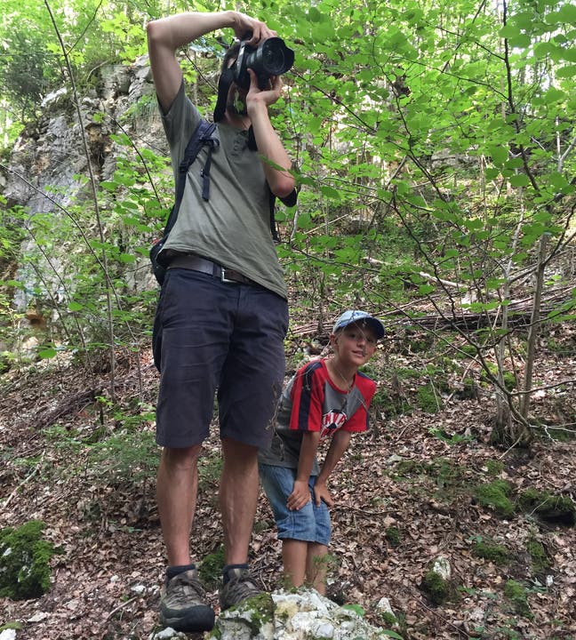  Unser Fotograf Severin Bigler hatte einen zuverlässigen Assistenten. Der 12-jährige Nelson aus Waltenschwil will nämlich auch mal Fotograf werden – und wich seinen Vorbild während der ganzen Wanderung keinen Meter von der Seite.