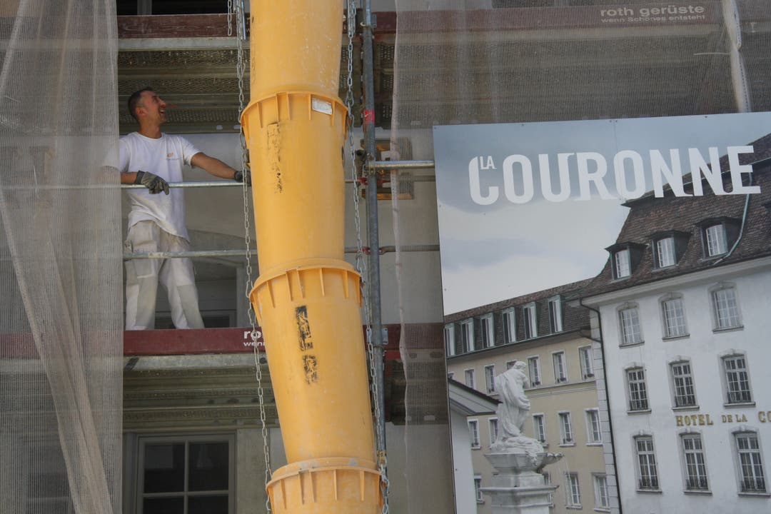 Die Baustelle im Juli 2016. Ein Plakat zeigt, wie das Gebäude bald aussehen soll. Aus der «Krone» wird die «La Couronne», so wie das Hotel ursprünglich genannt wurde.