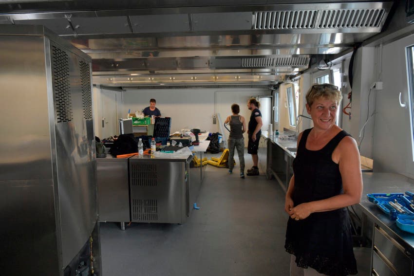Sonja Leuenberger in der noch absolut provisorischen Küche, einen Tag vor Inbetriebnahme