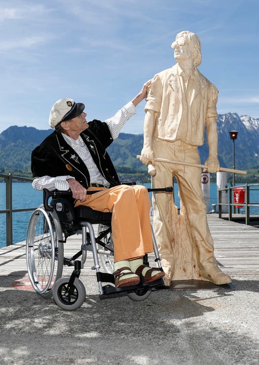 Einer der letzten öffentlichen Auftritte: Polo Hofer posiert während der Enthüllungszeremonie seines Denkmals am 16. Mai 2017 im Hafen in Oberhofen am Thunersee.