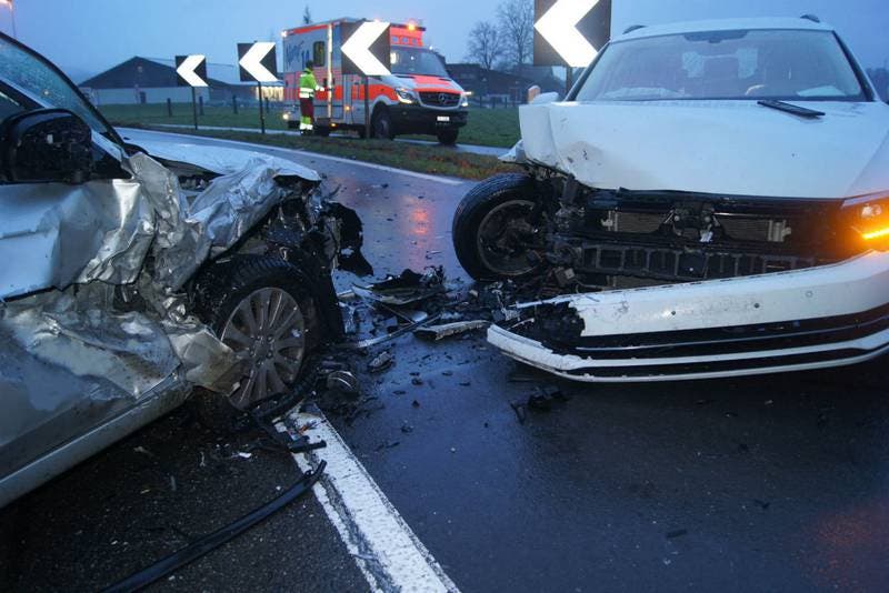 Hünenberg (ZG), 28. März Ein Fahrzeuglenker gerät auf die Gegenfahrbahn und prallt in ein Auto. Verletzt wurde niemand, der Sachschaden ist beträchtlich.