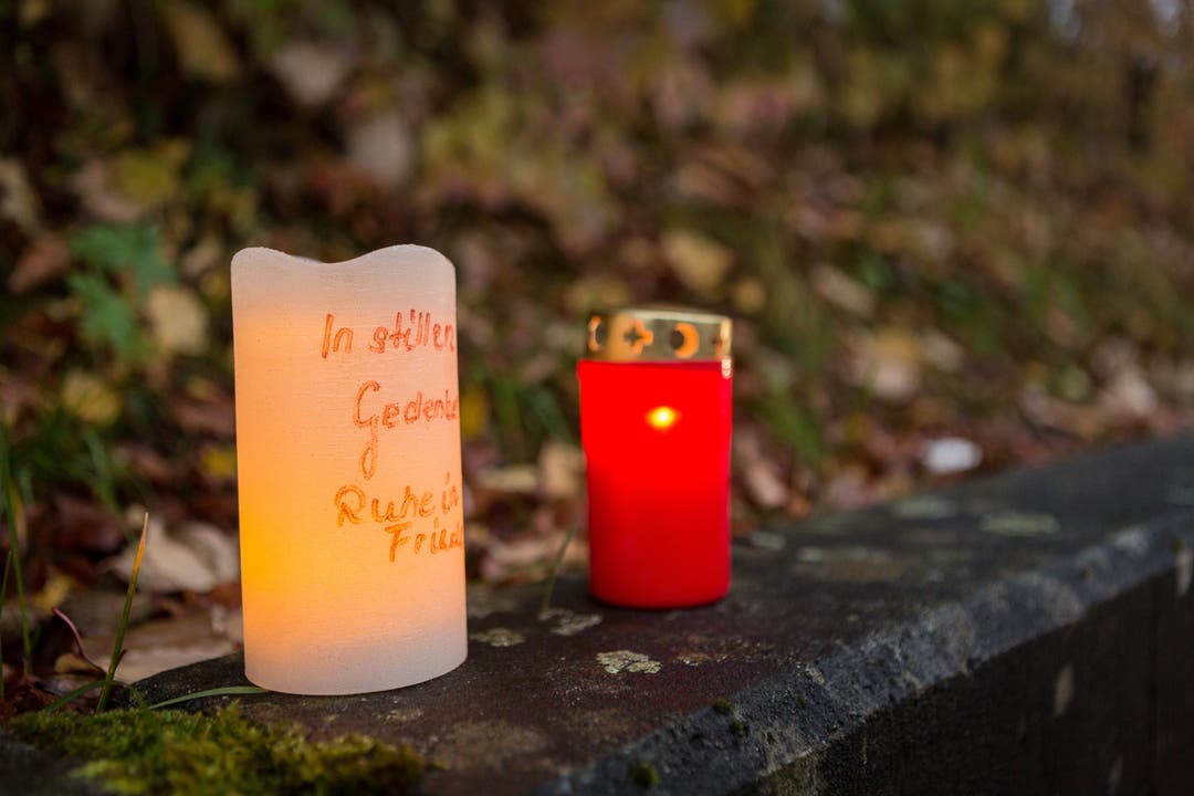 Kerzen erinnern an die 19-jährige Elida, die am Montagabend auf diesem Fussgängerstreifen tödlich verletzt wurde.