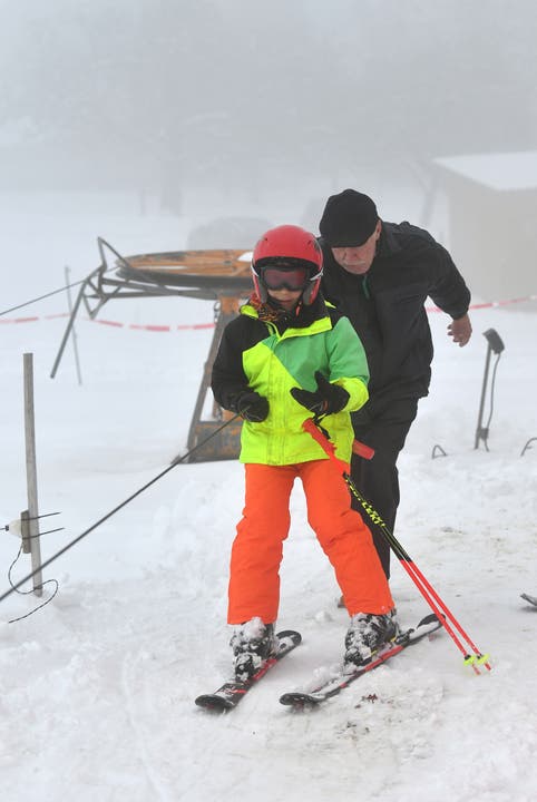 Werner Wenger hilft den Kindern am Skilift.