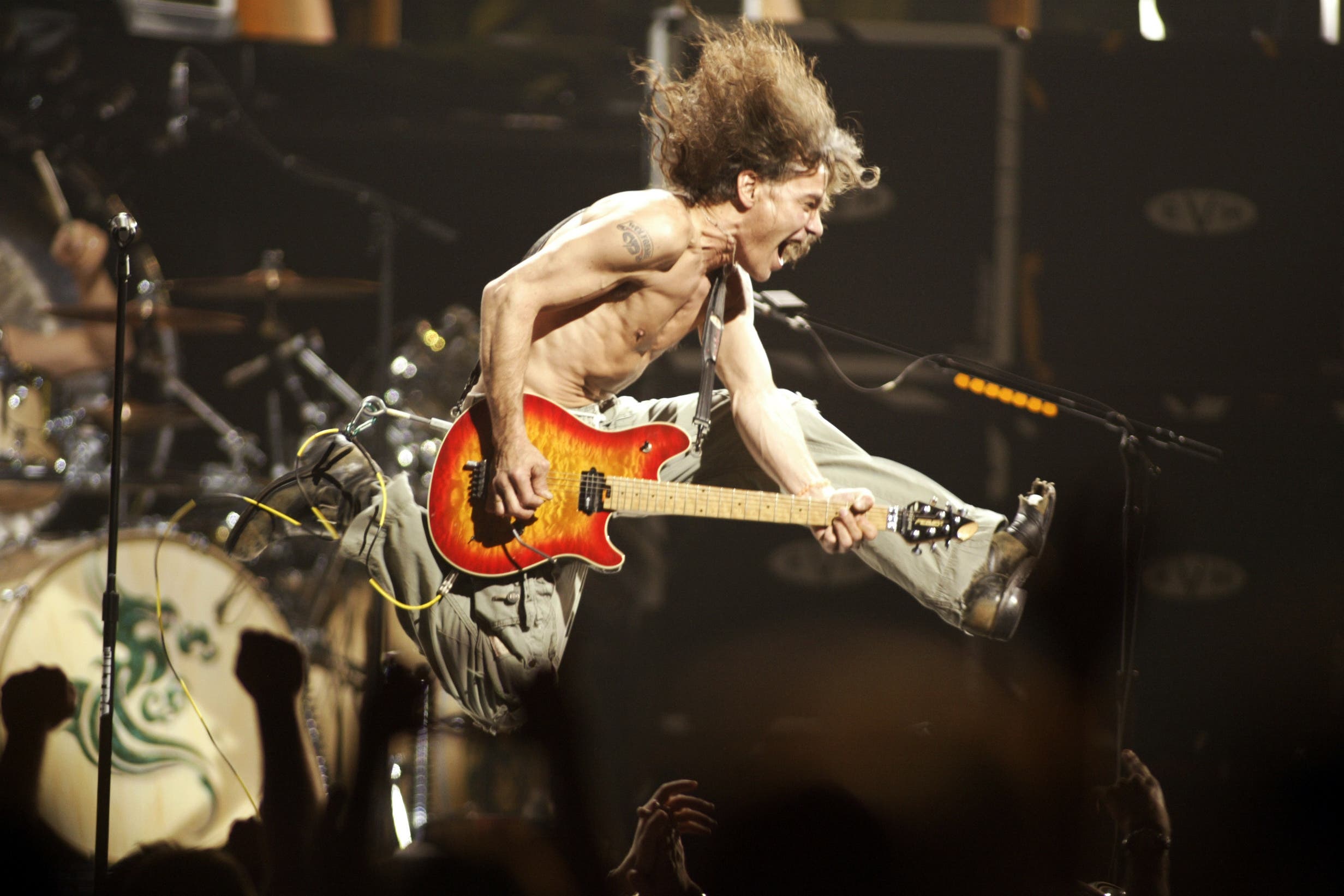 Eddie Van Halen beim finalen Akkord von «Jump» während einem Konzert in der Continental Airlines Arena in East Rutherford, New Jersey. Eddie Van Halen, der Gitarrenvirtuoso, dessen Geschwindigkeit, Kontrolle und Innovation auf seinem Instrument die mit seinem Bruder gegründete Band zu einer der erfolgreichsten im Hardrockgruppe machten, starb am Dienstag, 6. Oktober 2020, an Krebs.