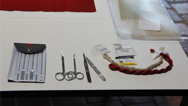 Instrumente und Materialien der Fahnenrestaurierung gemahnen an die Chirurgie.