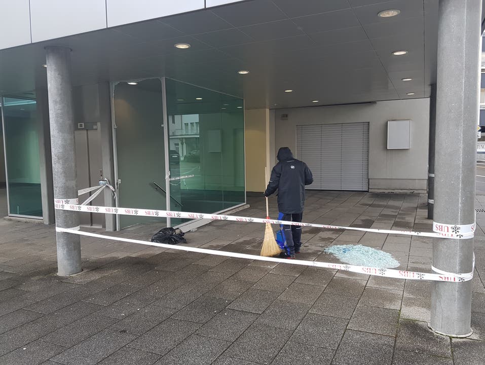 Bei der Liestaler UBS-Filiale hat der Sturm ein Fenster zerborsten.