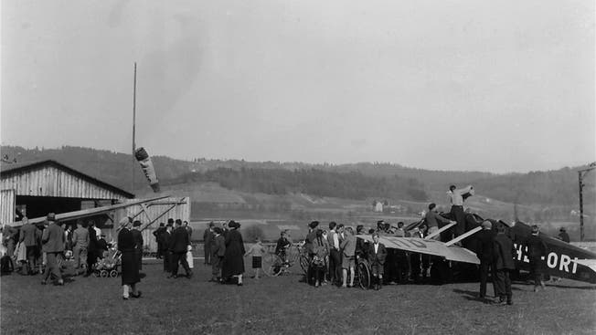 An den Wochenenden zog es immer wieder viele Schaulustige auf das Flugfeld in Spreitenbach, wie auf diesem undatierten Foto.