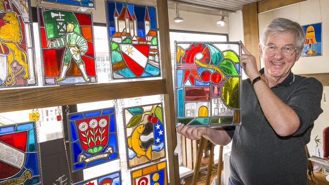 Stolz hält Tony Schläppi eine kunstvolle Glasscheibe hoch – jetzt muss er aber die Glasmalerei seines Vaters nach über vierzig Jahren schliessen.