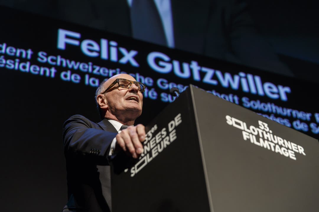 Felix Gutzwiller bei seiner ersten Rede als Präsident der Schweizerischen Gesellschaft Solothurner Filmtage in der Reithalle .