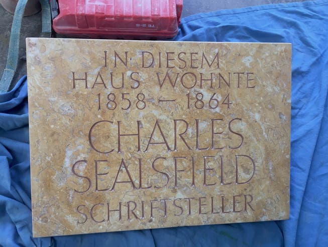 Die neue Gedenktafel, die an Sealsfields Aufenthalt in Solothurn erinnert.
