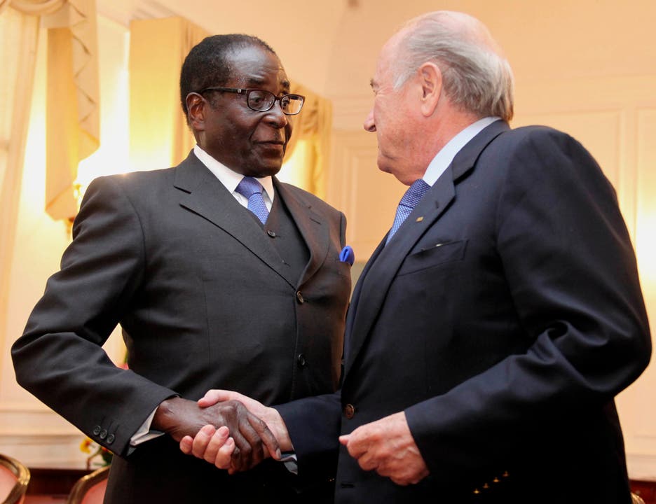 2011: Mugabe trifft Fifa-Präsident Sepp-Blatter, der in Simababwe auf Besuch ist.