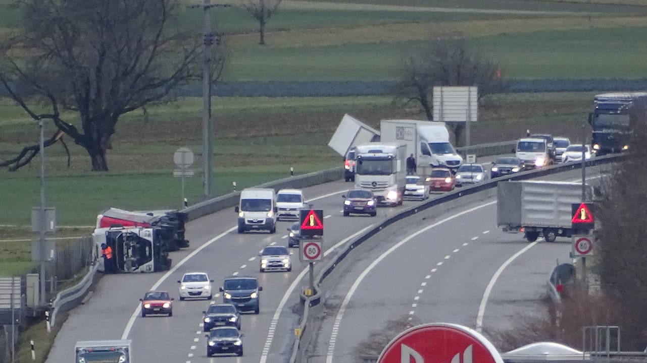 Die A1 musste in Fahrtrichtung Bern wegen eines umgestürzten Lastwagens gesperrt werden.