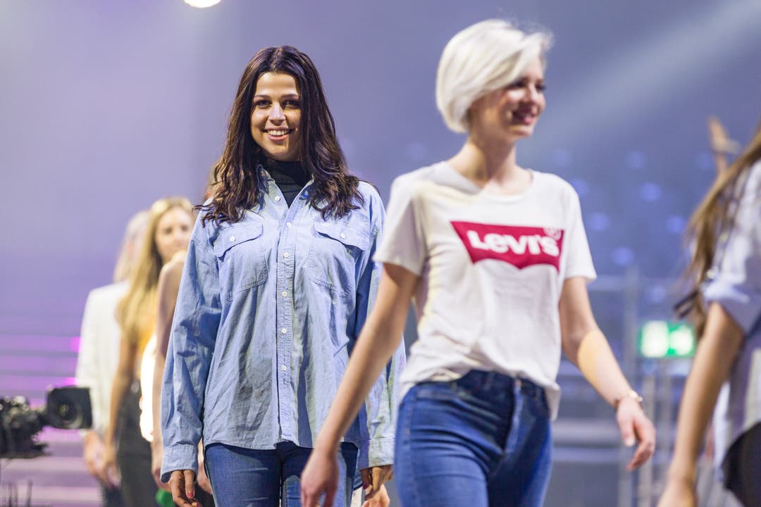 Vorbereitungen Miss Schweiz Wahl Vanessa Leuzinger und Stefanie Müller (r.).