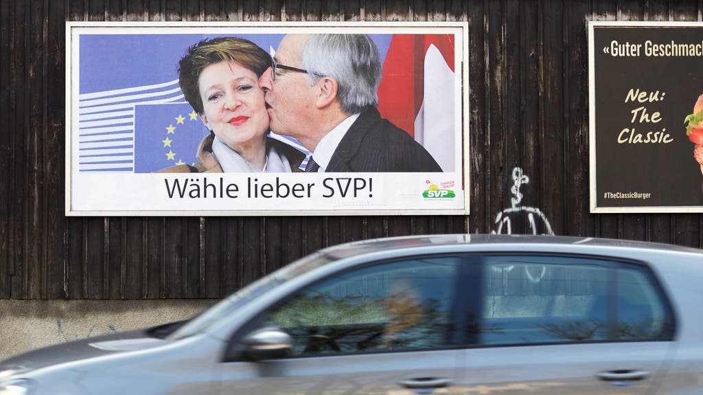 Politische Propaganda Die SVP nutzte das unvorteilhafte Bild für ihre Werbung. Die Aussage: Die SP-Bundesrätin macht mit der EU gemeinsame Sache. Da wählt man lieber – was wohl (!) – SVP.