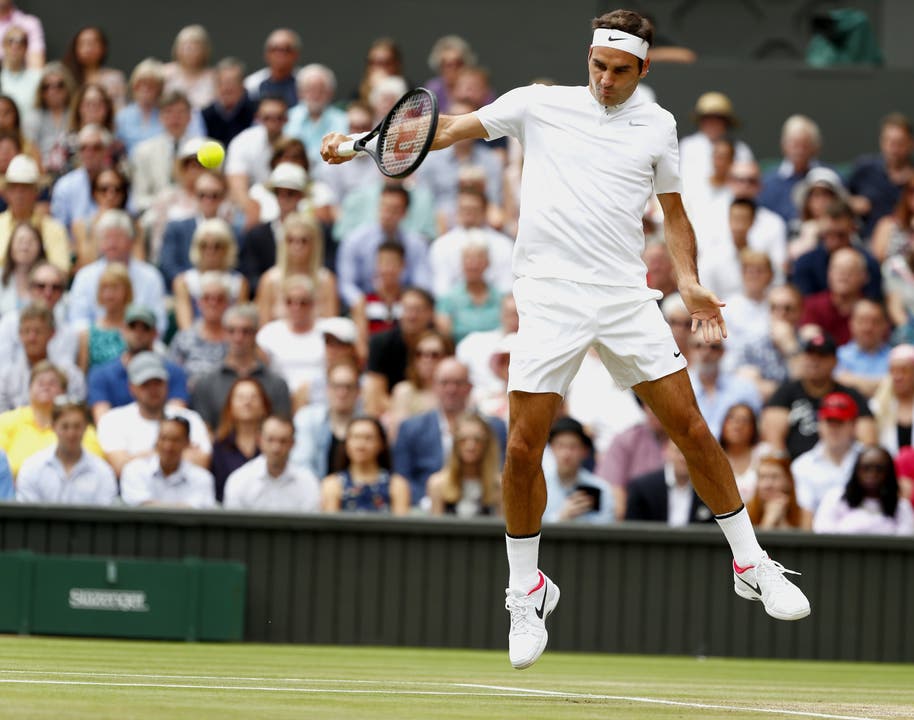 Roger Federer dynamisch mit seiner Rückhand.