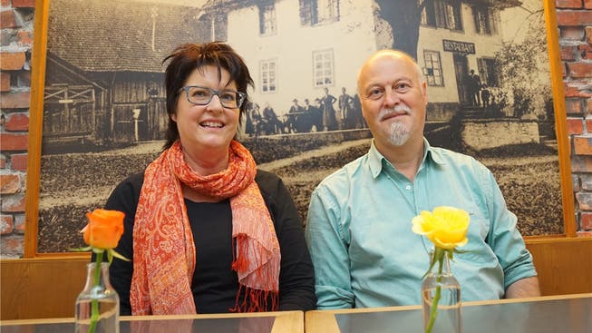 Sitzen vor dem historischen Bild: Michaela und Martin Wälti, die neuen Pächter des Restaurants Wannenhof.
