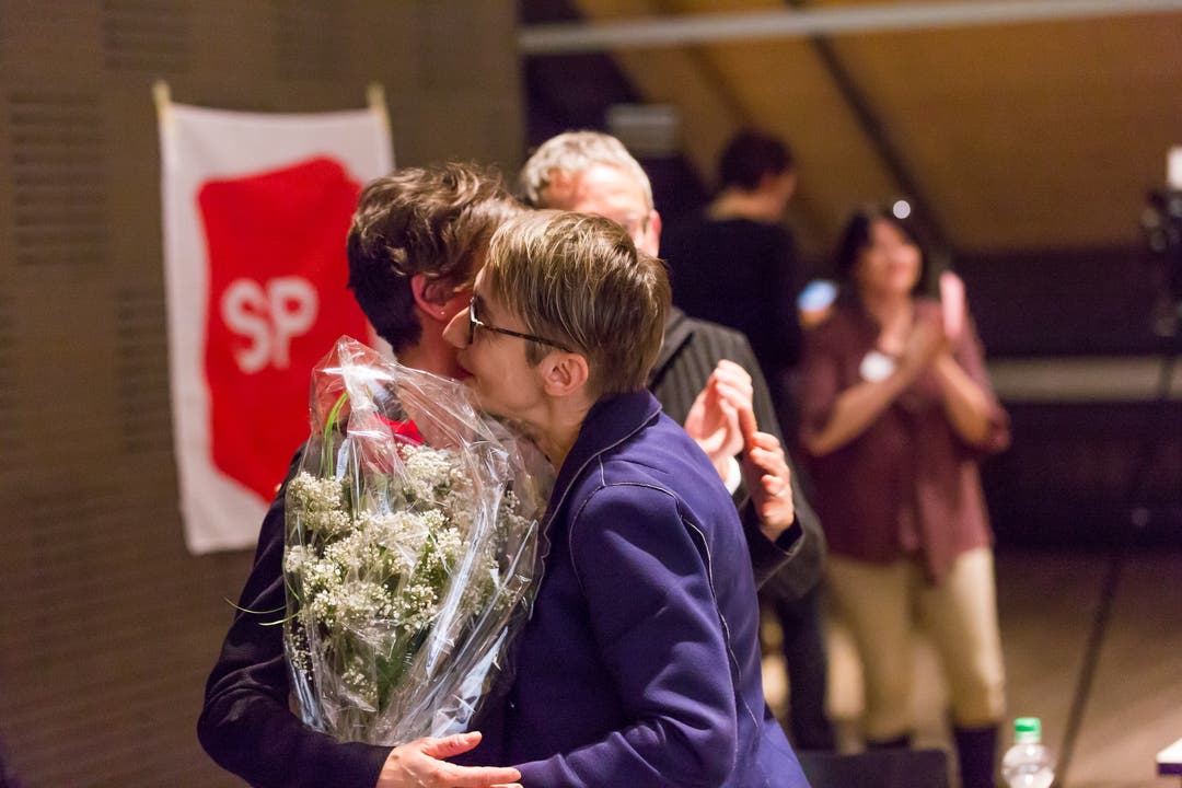 SP Parteitag Blumen für Pascale Bruderer überreicht von Elisabeth Burgener SP Parteitag in Spreitenbach