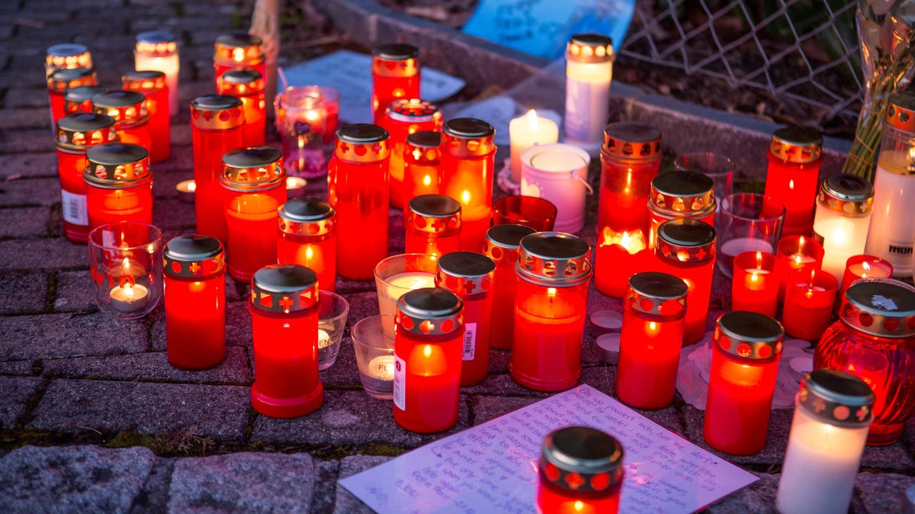 Viele Kerzen beim Haus der Opfer sind für diese angezündet.
