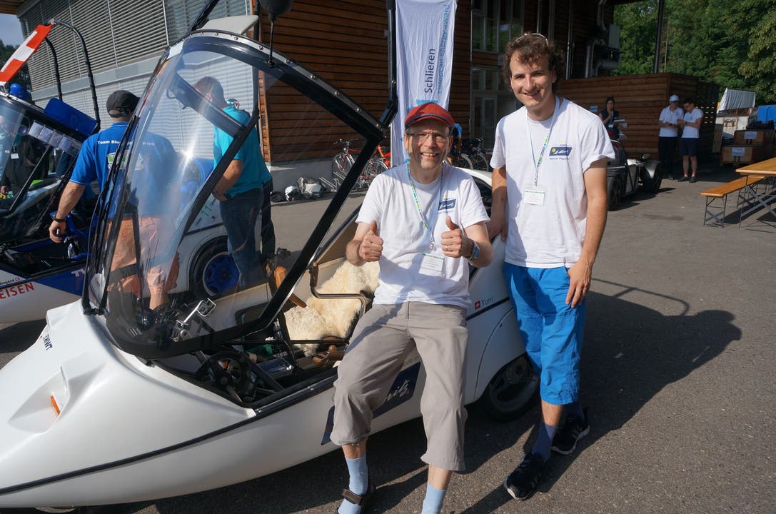  Von Cleanpower St. Moritz: Vater Toni Paganini mit Sohn Manuel. Sie fahren mit einem 20-jährigen Twike, das eine neue Batterie hat. Sie können höchstens 85km/h fahren.