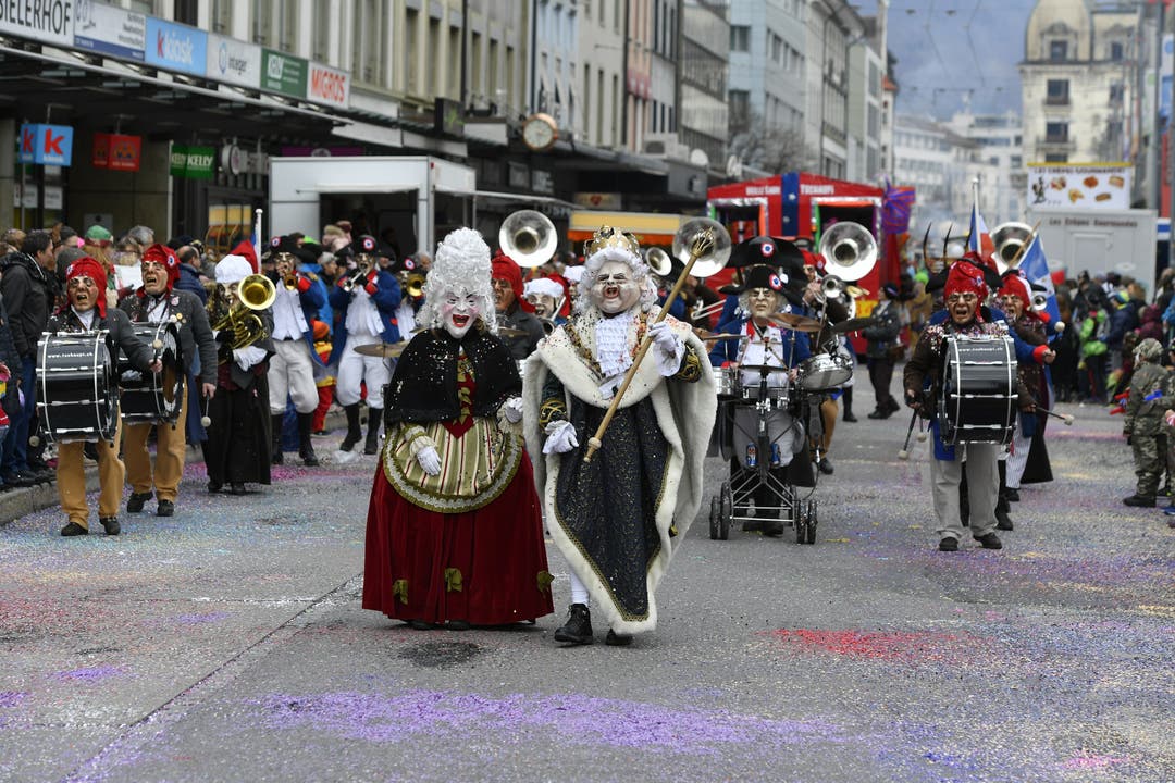 Les Tschaupis im 50. Jubiläumsjahr, angeführt von König Ludwig dem 16 mit seiner Gattin Marie Antoinette. Die Truppe symbolisiert die französische Revolution, in deren Verlauf König und Königin mit der Guillotine enthauptet wurden.