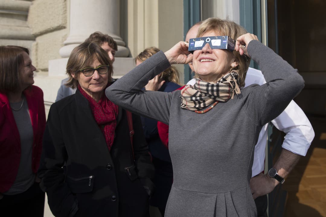 Immer den Durchblick: SP-Nationalrätin Susanne Leutenegger Oberholzer verfolgt während der Frühlingssession 2015 auf dem Balkon des Bundeshauses mit einer Schutzbrille das Naturspektakel der partiellen Sonnenfinsternis.