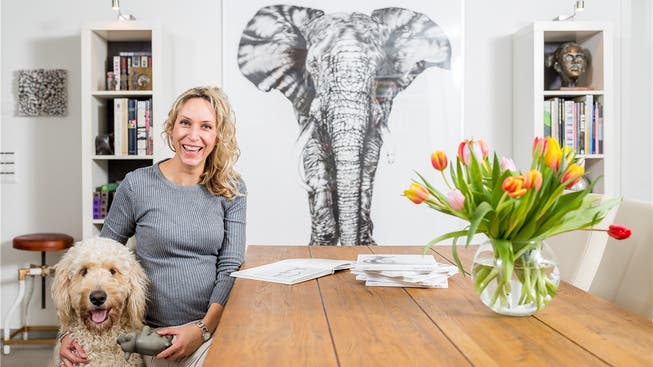 Ira van der Merwe mit ihren «Haustieren»: Im Arm hält sie Hund Jabu, hinten hängt ihre Zeichnung eines Elefanten. Sandra Ardizzone