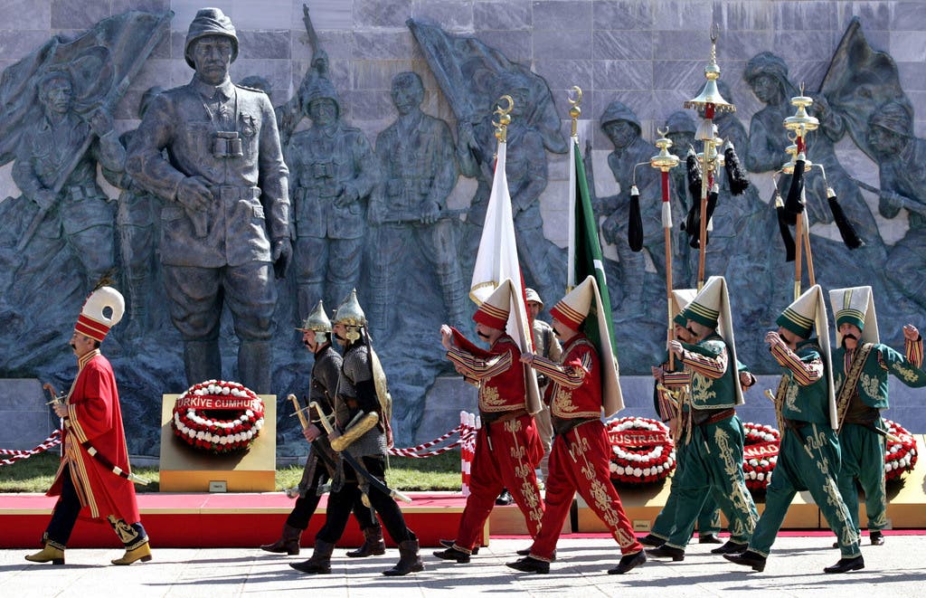 Der Jahrestag der Schlacht von Gallipoli wird in der Türkei mit einer Parade gefeiert.