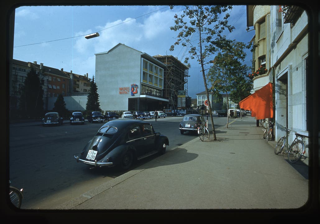 Grenchner Stadtgeschichte Marktplatz 1954 mit Migros und Luterbacherhof (im Bau)