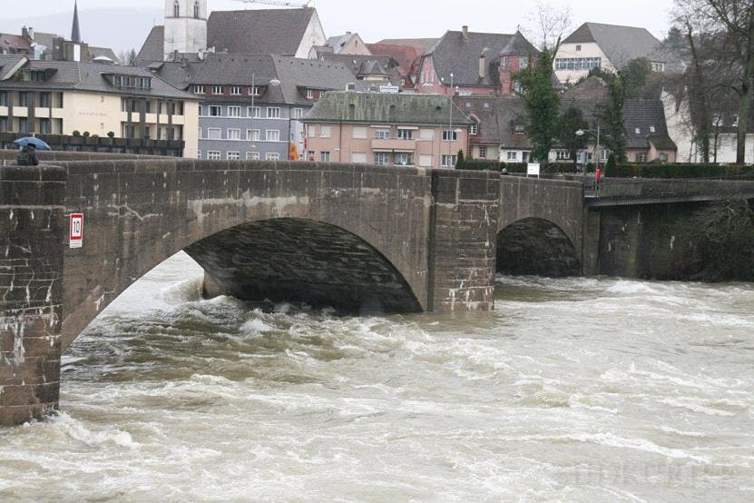 Rheinfelden: Hochwasser an der alten Rheinbrücke und auf dem Inseli.