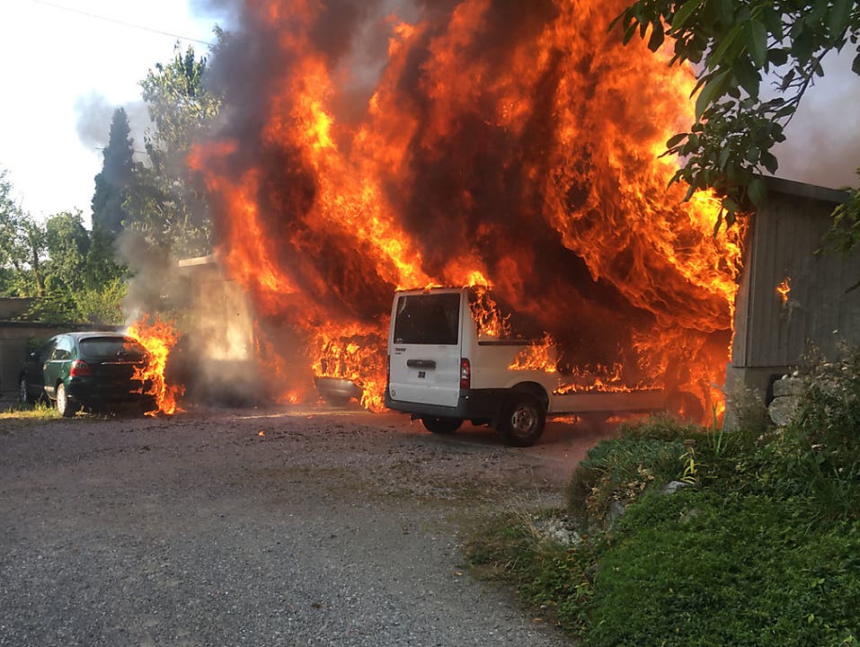 Schongau (LU), 24. Juli Beim Brand eines Fahrzeugunterstands in Schongau wurden zwei Autos, ein Lieferwagen und ein Motorrad komplett zerstört. Verletzt wurde aber niemand.