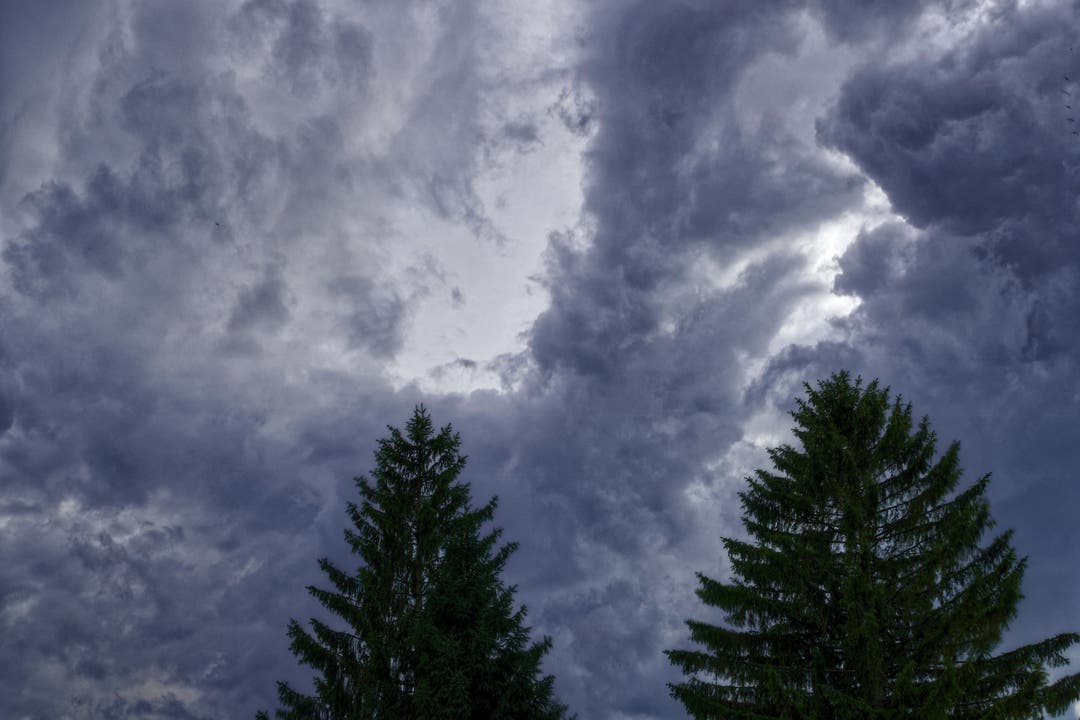 undefined Den drohenden Wolken folgt ein Gewitter: himmlische Dramatik
