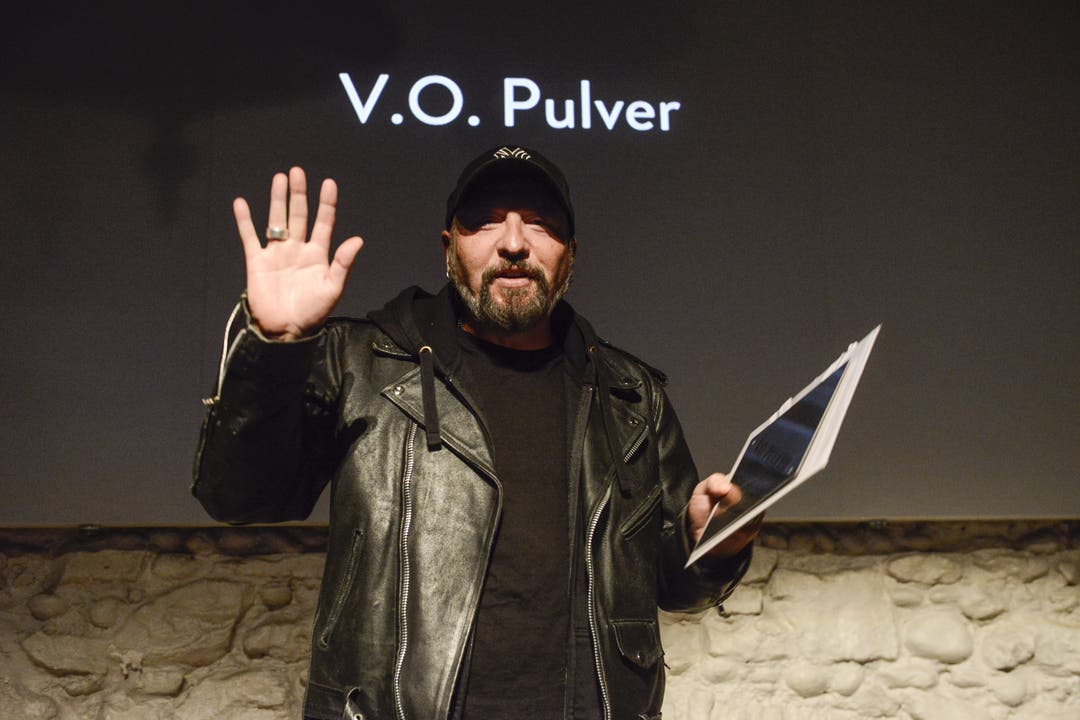 V.O. Pulver erhält den Anerkennungspreis.
