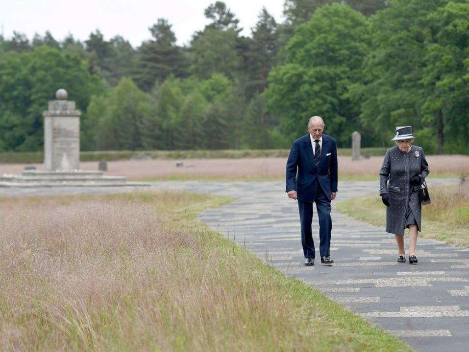 Auch solche Besuche gehörten zu seinen Verpflichtungen: Queen Elizabeth II. und ihr Gatte Prinz Philip am Freitag in dem ehemaligen Konzentrationslager Bergen-Belsen.
