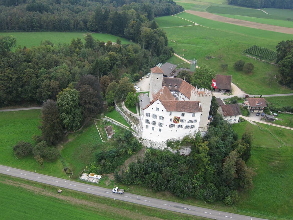 Schloss Wildenstein aus der Vogelperspektive – es liegt rund 1,5 Kilometer südlich des Dorfkerns.