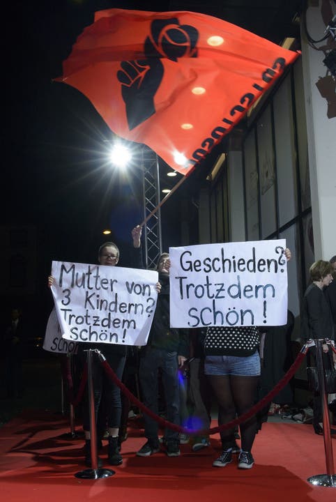 JUSO protest vor der Miss Schweiz Wahl 2015 am Samstag, 7. November 2015 im Musical Theater in Basel.